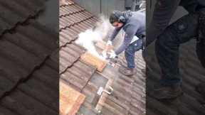 Wait for it... 😱💪   Very Impressive #Solar Installation on a Roof 💪 - Subscribe for more! ☀️