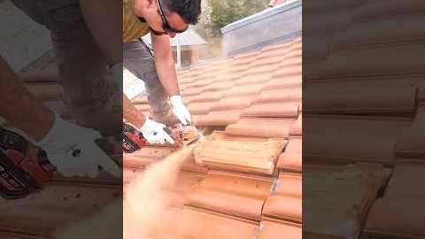 Wait for it... 😱💪    Very Impressive #Solar Installation on a Roof 💪 - Subscribe for more! ☀️