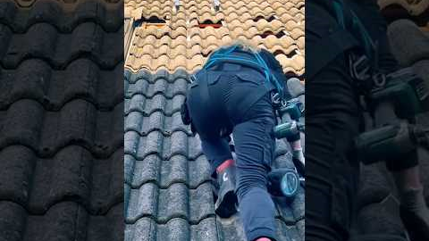 Wait for it... 😱💪 - Impressive #Solar Installation on a Roof 😱 - Subscribe for more! ☀️